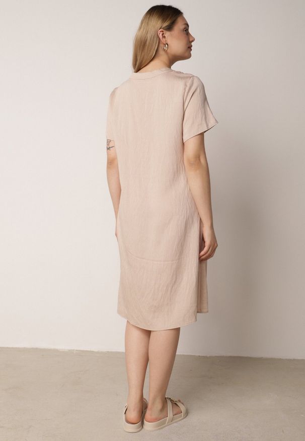 Born2be - Beżowa Wiskozowa Sukienka o Pudełkowym Kroju z Dekoltem V z Guzikami Berborin. Okazja: na co dzień, do pracy. Kolekcja: plus size. Kolor: beżowy. Materiał: wiskoza. Typ sukienki: proste, dla puszystych. Styl: casual, klasyczny