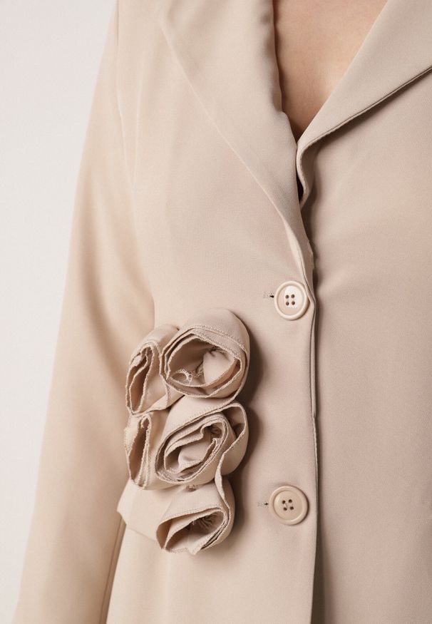 Born2be - Ciemnobeżowa Sukienka Marynarka z Kwiatami 3D i Usztywnioną Linią Ramion Nelailis. Okazja: na co dzień. Kolor: beżowy. Wzór: kwiaty. Typ sukienki: proste. Styl: elegancki, glamour, casual