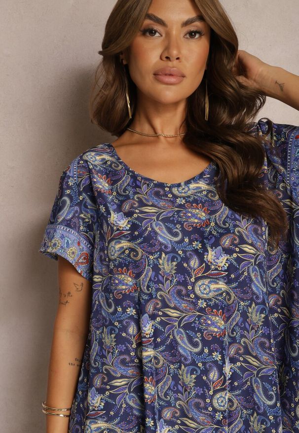 Renee - Granatowa Rozkloszowana Sukienka z Wiskozy w Kwiaty Rivanira. Okazja: na co dzień. Kolor: niebieski. Materiał: wiskoza. Wzór: kwiaty. Sezon: lato. Typ sukienki: proste. Styl: casual