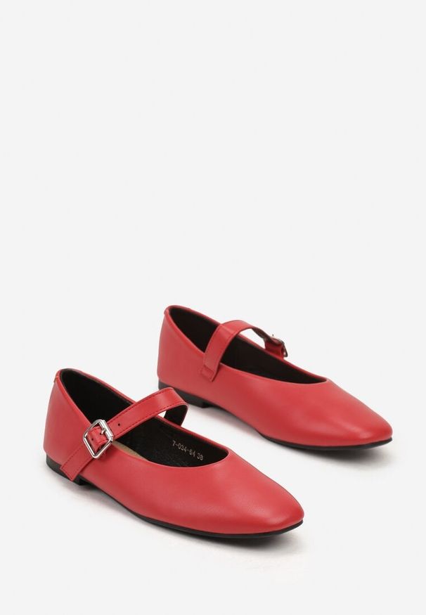 Renee - Czerwone Balerinki na Płaskiej Podeszwie w Stylu Mary Jane Ozdobione Kwadratowym Noskiem Treloma. Zapięcie: pasek. Kolor: czerwony. Materiał: jeans. Wzór: aplikacja. Obcas: na płaskiej podeszwie. Styl: klasyczny, elegancki. Wysokość obcasa: niski