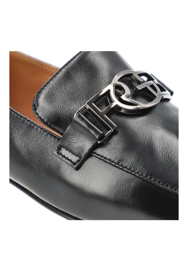 Półbuty damskie S.Barski, cholewka skóra naturalna licowa wsuwany fason metalowa ozdoba z przodu niski stabilny obcas zaokrąglono kwadratowy nosek kl. Okazja: na spotkanie biznesowe. Kolor: czarny. Materiał: skóra. Szerokość cholewki: normalna. Wzór: aplikacja. Obcas: na obcasie. Styl: klasyczny, biznesowy, elegancki. Wysokość obcasa: niski