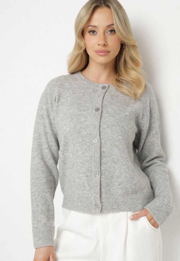 Born2be - Szary Kardigan o Klasycznym Kroju z Okrągłym Dekoltem Renfira. Okazja: na co dzień. Kolor: szary. Materiał: jeans. Długość rękawa: długi rękaw. Długość: długie. Wzór: aplikacja. Styl: klasyczny