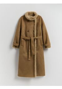Reserved - Dwurzędowy płaszcz z kożuchem - beżowy. Kolor: beżowy. Materiał: skóra