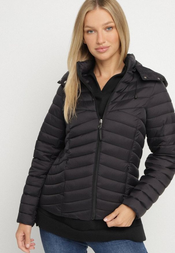 Born2be - Czarna Pikowana Kurtka Przejściowa z Kapturem Suritta. Okazja: na co dzień. Typ kołnierza: kaptur. Kolor: czarny. Materiał: jeans. Styl: casual, klasyczny, sportowy