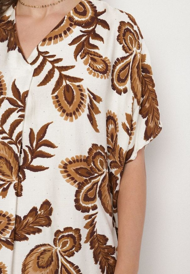 Born2be - Brązowa Sukienka z Lnem i Wiskozą Ozdobiona Cyrkoniami Sadelune. Okazja: na co dzień. Typ kołnierza: dekolt w serek. Kolor: brązowy. Materiał: wiskoza, len. Wzór: aplikacja. Styl: casual, elegancki, klasyczny