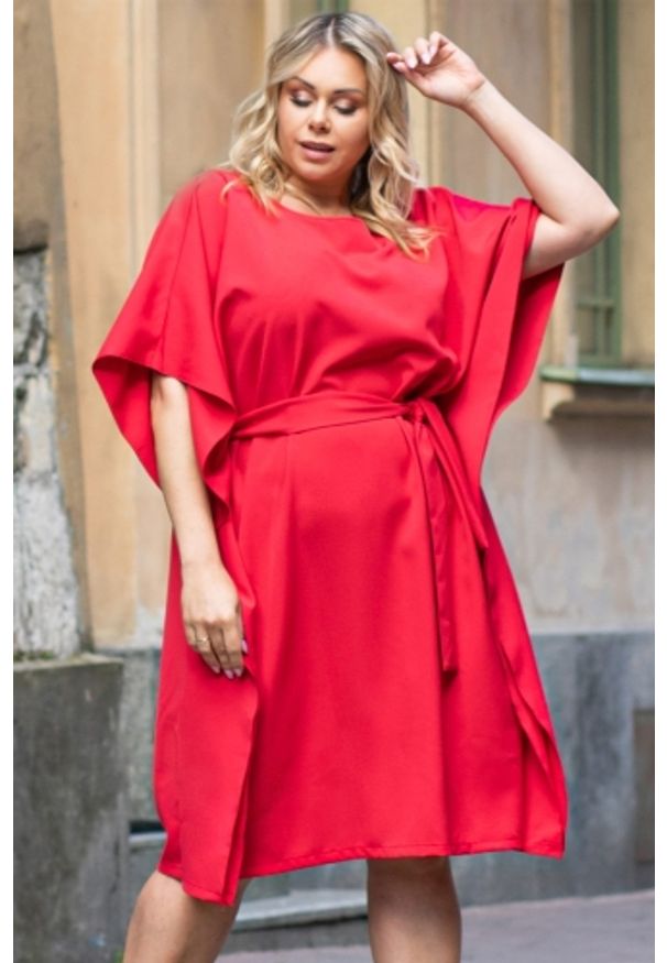 KARKO - Ekskluzywna sukienka wyjątkowa wiązana oversize ROLANDA czerwona PROMOCJA. Okazja: na randkę, na spotkanie biznesowe, na co dzień. Kolekcja: plus size. Kolor: czerwony. Materiał: tkanina, poliester, elastan, materiał, skóra. Sezon: wiosna, lato. Typ sukienki: oversize. Styl: casual, elegancki, biznesowy. Długość: midi