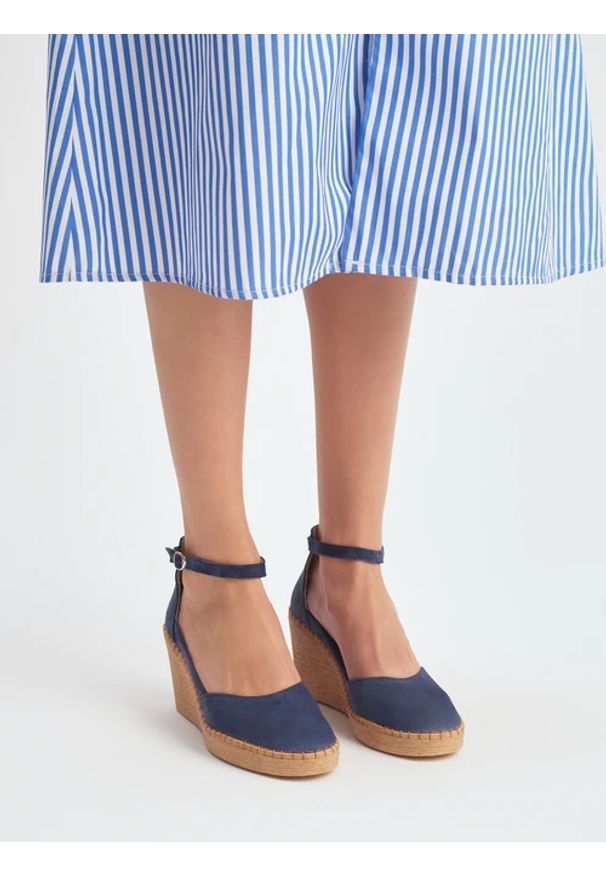 Ryłko - Granatowe czółenka na platformie z paskiem wokół kostki. Nosek buta: okrągły. Zapięcie: pasek. Kolor: niebieski. Materiał: skóra, welur. Obcas: na platformie. Styl: street