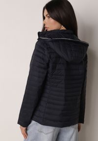 Born2be - Granatowa Pikowana Kurtka Przejściowa z Kapturem z Lamówką i Ściągaczami Zidara. Okazja: na spacer. Typ kołnierza: kaptur. Kolor: niebieski. Materiał: poliester, jeans, dresówka #7