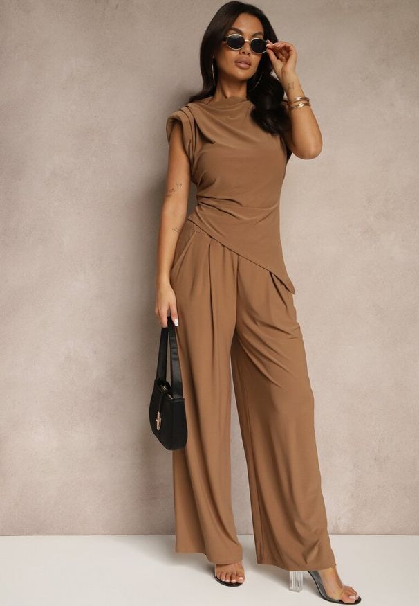 Renee - Brązowy Komplet Bluzka z Poduszkami w Ramionach i Proste Spodnie z Gumką w Pasie Divanes. Kolor: brązowy