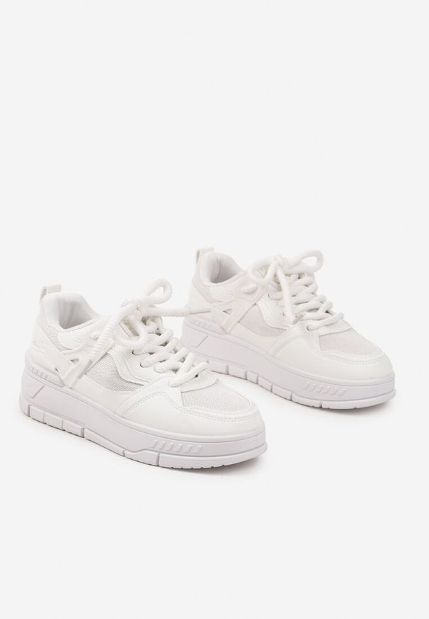Renee - Białe Sneakersy Streetwearowe na Niskiej Platformie Veniffia. Kolor: biały. Obcas: na platformie