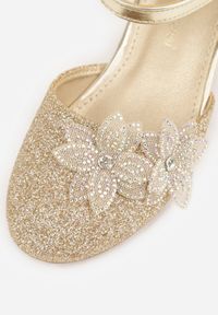 Born2be - Złote Eleganckie Sandały Czółenka na Słupku z Brokatem i Kwiatową Aplikacją Maennes. Okazja: na uczelnię, na imprezę. Zapięcie: pasek. Kolor: złoty. Wzór: aplikacja, kwiaty. Styl: elegancki #6