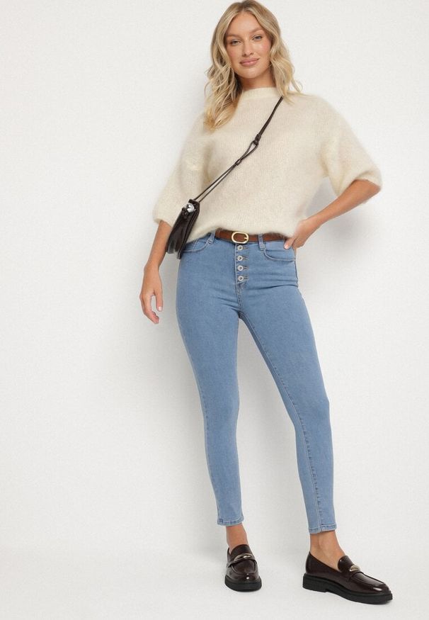 Born2be - Niebieskie Dopasowane Jeansy z Bawełny Ozdobione Guzikami Hinne. Okazja: na co dzień. Stan: podwyższony. Kolor: niebieski. Wzór: aplikacja. Styl: casual