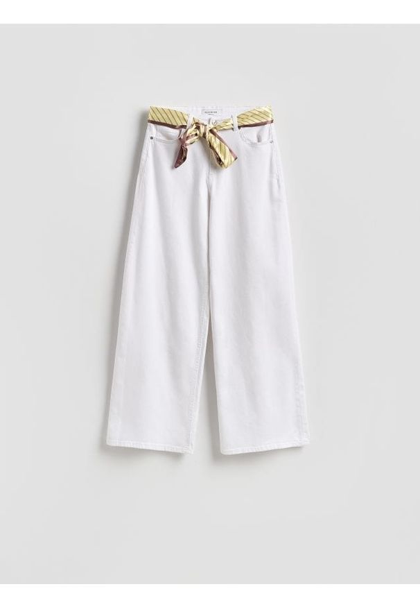 Reserved - Jeansy wide leg z chustą - biały. Kolor: biały