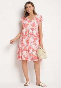 Born2be - Różowa Bawełniana Sukienka o Rozkloszowanym Kroju w Kwiaty Libella. Okazja: na co dzień, do pracy. Kolor: różowy. Materiał: bawełna. Wzór: kwiaty. Typ sukienki: rozkloszowane, proste. Styl: casual, elegancki #4