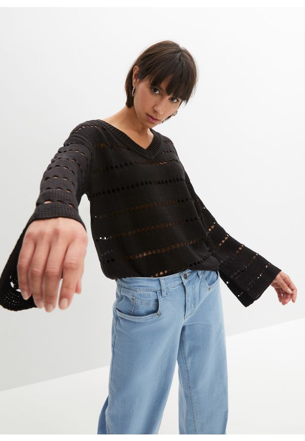 bonprix - Sweter w ażurowy wzór. Kolor: czarny. Wzór: ażurowy