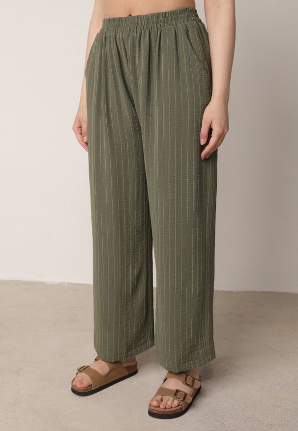 Born2be - Ciemnozielony Wiskozowy Komplet Szerokie Spodnie i Koszula Bez Rękawów z Wiązaniem Zanran. Kolor: zielony. Materiał: wiskoza