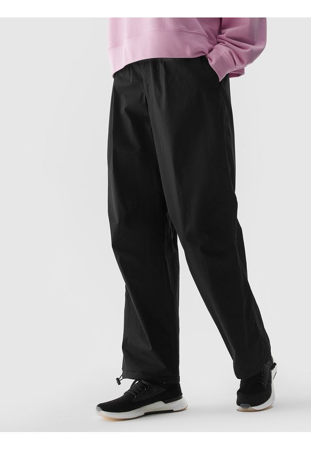 4f - 4F Spodnie casual baggy parachute damskie - czarne S. Okazja: na co dzień. Kolor: czarny. Materiał: bawełna, tkanina. Sezon: lato. Styl: casual