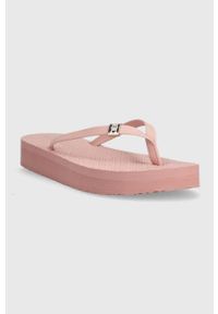 TOMMY HILFIGER - Tommy Hilfiger japonki TH MONOGRAM FLAT SANDAL damskie kolor różowy na platformie FW0FW06964. Kolor: różowy. Materiał: materiał. Wzór: gładki. Obcas: na platformie #4