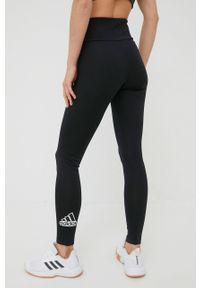 Adidas - adidas legginsy treningowe Designed To Move damskie kolor czarny gładkie. Kolor: czarny. Materiał: skóra, dzianina, materiał. Wzór: gładki. Sport: fitness