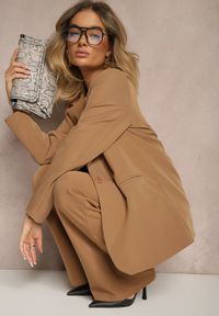 Renee - Brązowa Marynarka z Imitacją Kieszeni i Usztywnioną Linią Ramion Vivissea. Okazja: na co dzień, na spotkanie biznesowe. Kolor: brązowy. Materiał: jeans. Wzór: aplikacja. Styl: biznesowy, klasyczny, elegancki, casual #3