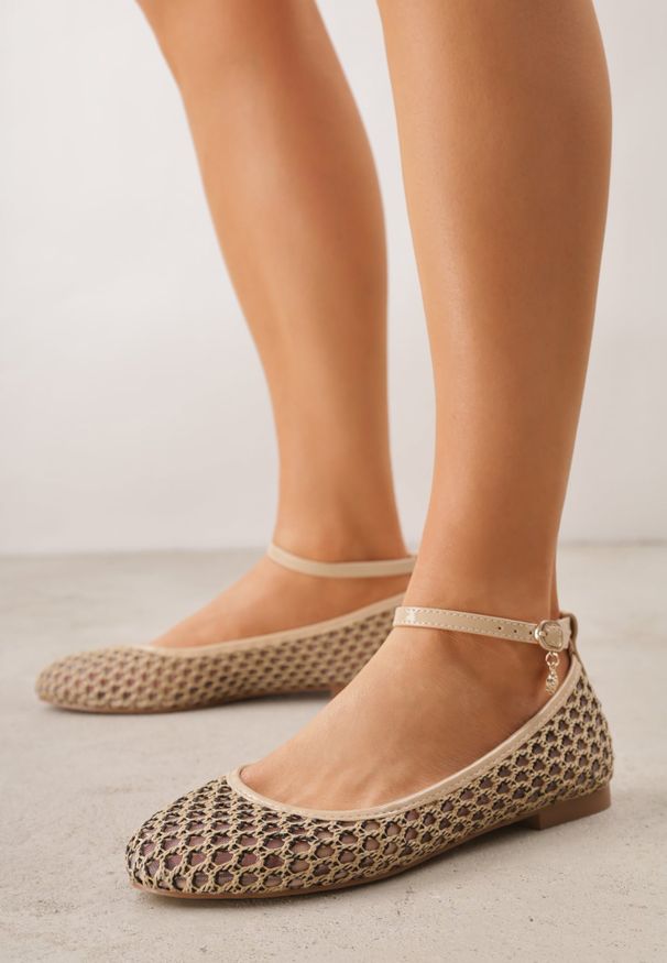 Renee - Ciemnobeżowe Balerinki ze Skórzaną Wkładką i Metaliczną Ozdobą Dorialori. Zapięcie: sprzączka. Kolor: beżowy. Materiał: skóra. Wzór: aplikacja. Styl: elegancki