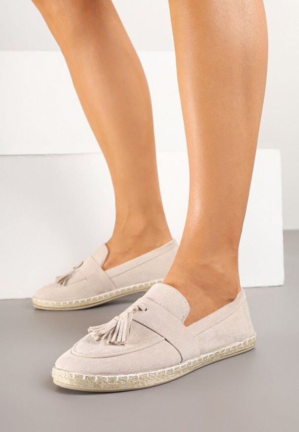 Renee - Beżowe Espadryle Ozdobione Frędzlami na Nosku Wanelis. Kolor: beżowy. Materiał: jeans. Wzór: aplikacja. Sezon: lato, wiosna. Styl: klasyczny