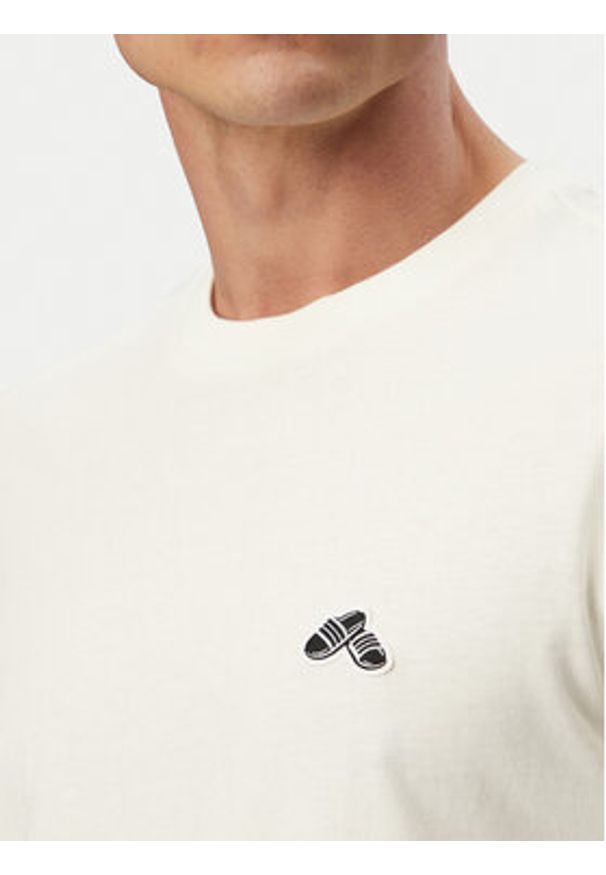 Adidas - adidas T-Shirt Summer Slides Sport Graphic JZ5000 Biały Regular Fit. Kolor: biały. Materiał: bawełna. Styl: sportowy