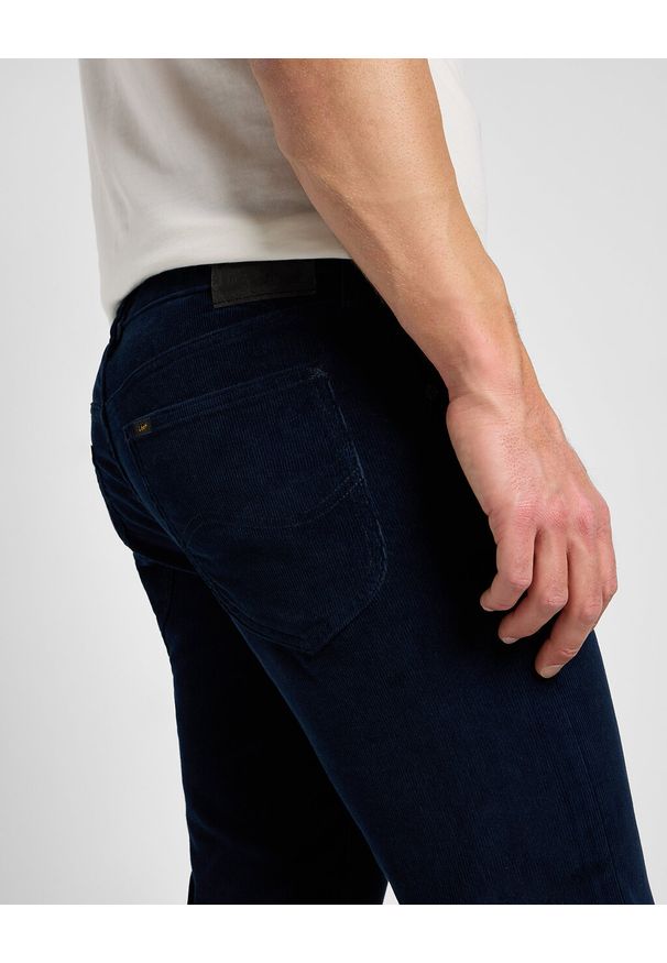 Lee - LEE DAREN ZIP FLY MĘSKIE SPODNIE MATERIAŁOWE SZTRUKSOWE RIVET NAVY 112355815 L707008607. Materiał: materiał, sztruks