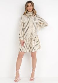 Born2be - Jasnobeżowa Sukienka Nikathe. Typ kołnierza: kołnierzyk stójkowy. Kolor: beżowy. Materiał: tkanina. Wzór: aplikacja, grochy. Długość: mini #1