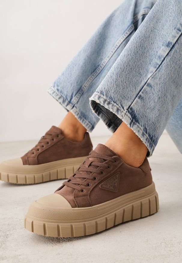 Renee - Jasnobrązowe Sneakersy Vices na Platformie z Ozdobą i Napisem Leawen. Okazja: na co dzień. Kolor: brązowy. Materiał: jeans. Wzór: aplikacja, napisy. Obcas: na platformie