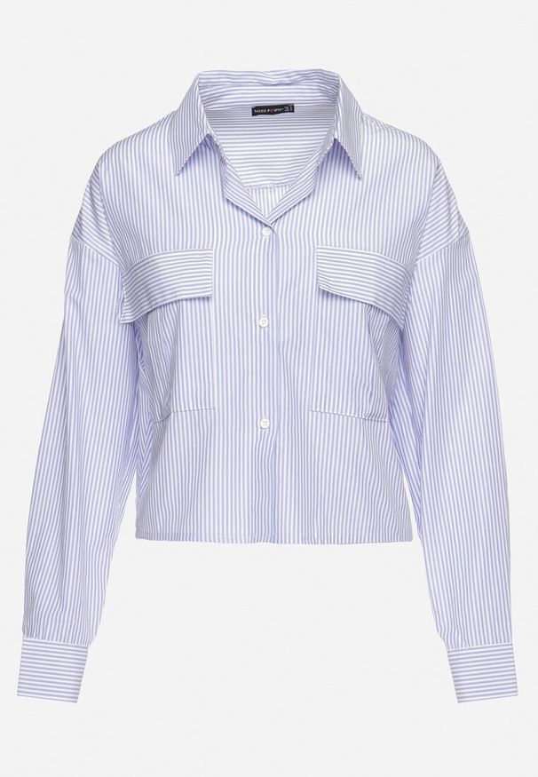 Born2be - Jasnoniebieska Koszula o Krótszym Kroju z Kieszeniami w Paski Guelia. Typ kołnierza: kołnierzyk klasyczny. Kolor: niebieski. Długość rękawa: długi rękaw. Długość: krótkie. Wzór: paski. Styl: klasyczny, elegancki