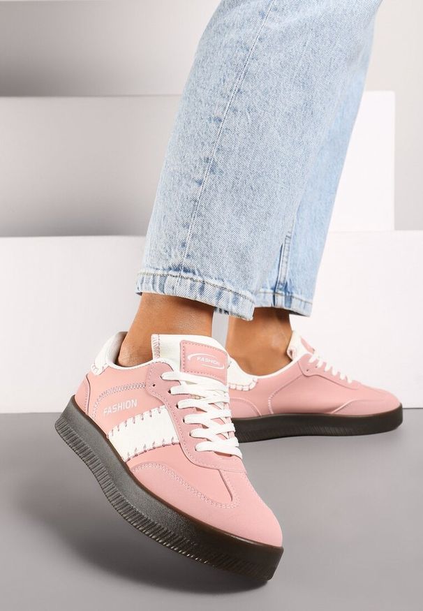 Renee - Różowe Sneakersy na Platformie z Kontrastującymi Detalami i Wywiniętym Językiem Amirila. Okazja: na co dzień. Kolor: różowy. Materiał: jeans. Obcas: na platformie