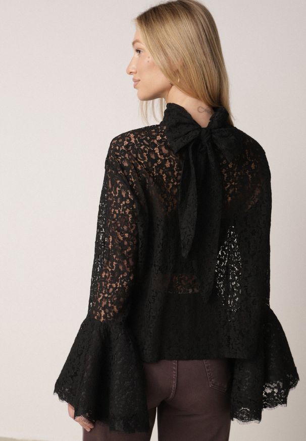 Born2be - Czarna Wiskozowa Bluzka z Koronki z Bawełną Kokardą i Rozszerzanymi Rękawami Andrice. Okazja: na randkę. Typ kołnierza: kokarda. Kolor: czarny. Materiał: wiskoza, bawełna, koronka. Wzór: koronka. Styl: klasyczny