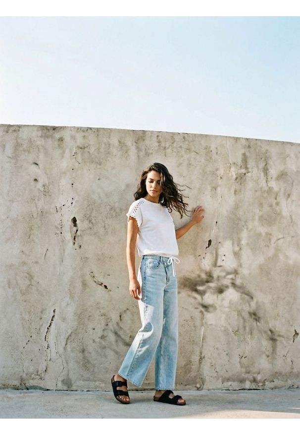 Sinsay - Bawełniana koszulka z ażurowymi detalami - kremowy. Kolor: kremowy. Materiał: bawełna. Wzór: ażurowy