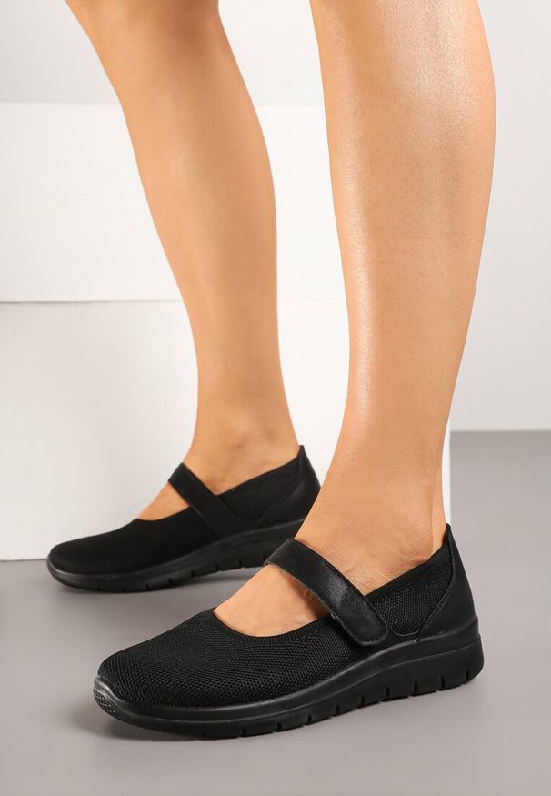 Born2be - Czarne Półbuty na Tłoczonej Podeszwie z Paskiem Caleldi. Okazja: na co dzień. Zapięcie: pasek. Kolor: czarny. Materiał: jeans. Styl: klasyczny, casual, elegancki