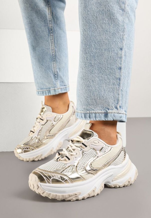 Renee - Złote Sneakersy na Platformie z Geometrycznym Wzorem Mevriane. Okazja: na co dzień. Kolor: złoty. Materiał: jeans. Wzór: geometria. Obcas: na platformie