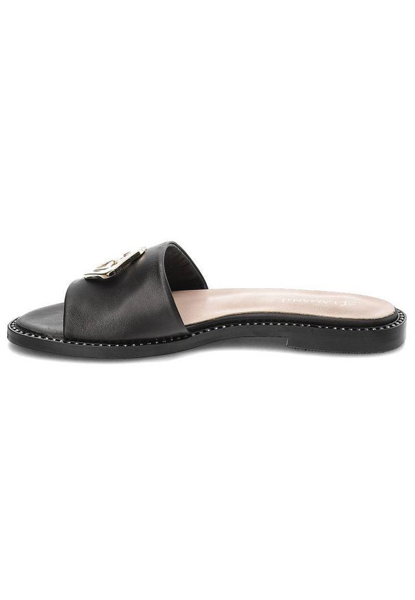 Czarne Klapki Lamanti Skórzane Buty Na Lato. Okazja: na co dzień. Kolor: czarny. Materiał: skóra. Wzór: aplikacja. Sezon: lato. Styl: casual, klasyczny, elegancki