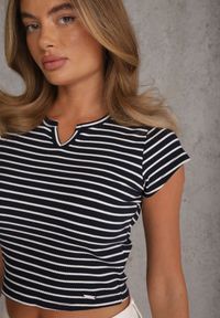 Renee - Granatowy Crop Top Bawełny z Prążkowanej Dzianiny w Paski Ozdobiony Wycięciem Ionilla. Okazja: na co dzień. Kolor: niebieski. Materiał: bawełna, prążkowany, dzianina. Wzór: aplikacja, paski. Styl: casual #7