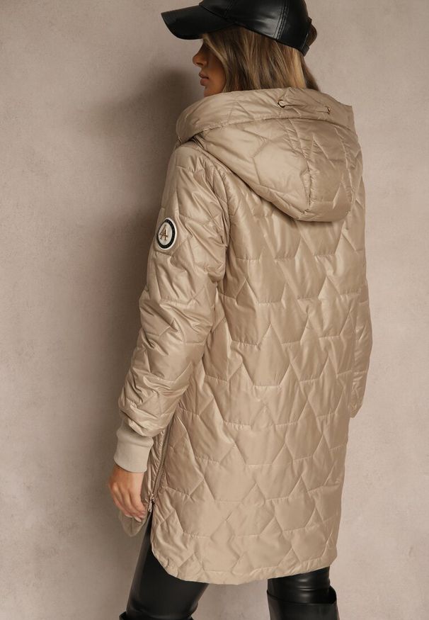 Renee - Ciemnobeżowa Casualowa Kurtka z Kapturem i Pikowanymi Przeszyciami Emmize. Okazja: na co dzień. Typ kołnierza: kaptur. Kolor: beżowy. Materiał: jeans. Styl: casual