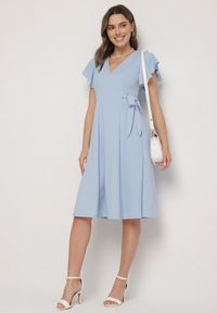 Born2be - Jasnoniebieska Rozkloszowana Sukienka Kopertowa z Wiązaniem w Talii Dannila. Kolor: niebieski. Wzór: aplikacja. Typ sukienki: kopertowe #7