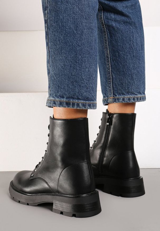 Born2be - Czarne Klasyczne Botki Traperki na Tłoczonej Podeszwie Ravonia. Okazja: na co dzień. Kolor: czarny. Materiał: jeans. Szerokość cholewki: normalna. Styl: klasyczny