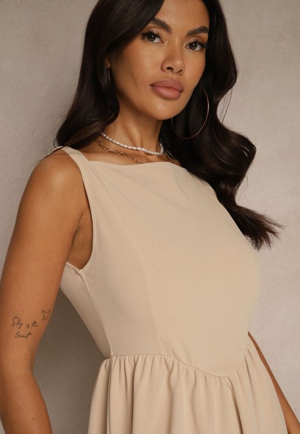 Renee - Jasnobeżowa Sukienka Koktajlowa z Wiskozą o Rozkloszowanym Kroju Tilurea. Kolor: beżowy. Materiał: wiskoza. Sezon: lato. Typ sukienki: rozkloszowane. Styl: wizytowy