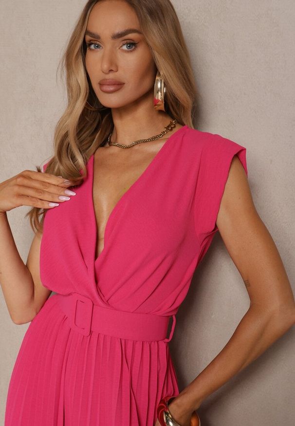 Renee - Fuksjowy Kopertowy Kombinezon Wide Leg Zdobiony Plisami i Paskiem z Klamrą Salirella. Okazja: na co dzień. Kolor: różowy. Wzór: aplikacja. Styl: casual, elegancki
