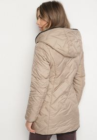 Born2be - Ciemnobeżowa Pikowana Kurtka Dwustronna z Kapturem i Futerkiem Rinaresa. Okazja: na co dzień. Typ kołnierza: kaptur. Kolor: beżowy. Materiał: futro. Styl: elegancki, casual #3