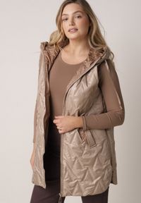 Born2be - Brązowa Pikowana Kamizelka o Długim Kroju z Nieodpinanym Kapturem w Romby Dephice. Okazja: na co dzień. Typ kołnierza: kaptur. Kolor: brązowy. Materiał: jeans, materiał. Długość: długie. Styl: casual, elegancki #1