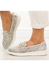 Srebrne fl skórzane mokasyny damskie Filippo Dp7656/26. Okazja: na co dzień. Kolor: srebrny. Materiał: skóra. Szerokość cholewki: normalna. Sezon: wiosna, lato. Styl: casual, elegancki #1