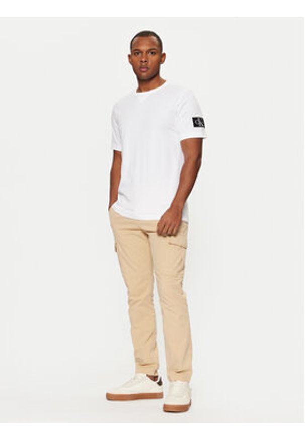 Calvin Klein Jeans T-Shirt J30J323484 Biały Regular Fit. Kolor: biały. Materiał: bawełna