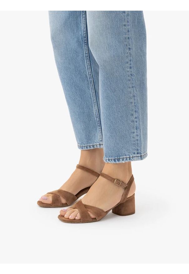 Ryłko - Jasnobrązowe sandały na obcasie. Okazja: na co dzień. Zapięcie: sprzączka. Kolor: brązowy. Materiał: welur, skóra. Obcas: na obcasie. Styl: street, elegancki, casual. Wysokość obcasa: średni