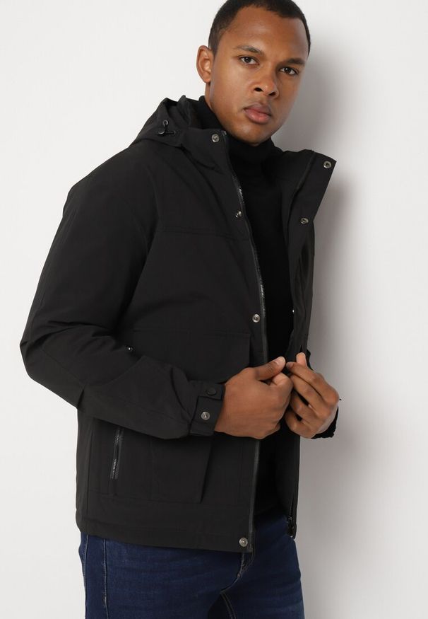 Born2be - Czarna Kurtka z Odpinanym Kapturem i Podwójnymi Kieszeniami Zapinana na Napy i Suwak Mivaline. Okazja: na co dzień. Kolor: czarny. Materiał: jeans, skóra. Styl: casual, klasyczny