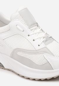 Born2be - Białe Sneakersy Wynstina. Wysokość cholewki: przed kostkę. Nosek buta: okrągły. Zapięcie: sznurówki. Kolor: biały. Materiał: materiał, skóra ekologiczna. Szerokość cholewki: normalna #5